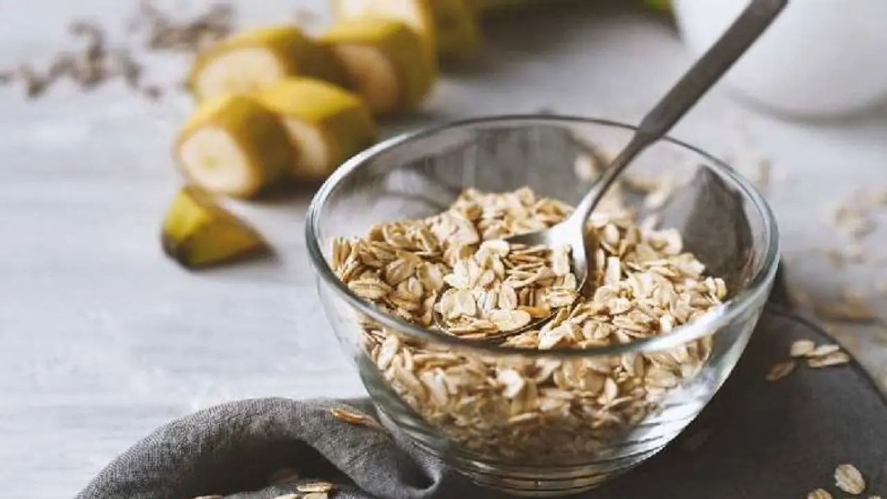 ওজন কমাতে গিয়ে প্রতিদিন ভাতের বদলে ওটস খাচ্ছেন, খাওয়ার আগে জেনে নিন কখন খাবেন ওজন কমাতে গিয়ে প্রতিদিন ভাতের বদলে ওটস খাচ্ছেন, খাওয়ার আগে জেনে নিন কখন খাবেন