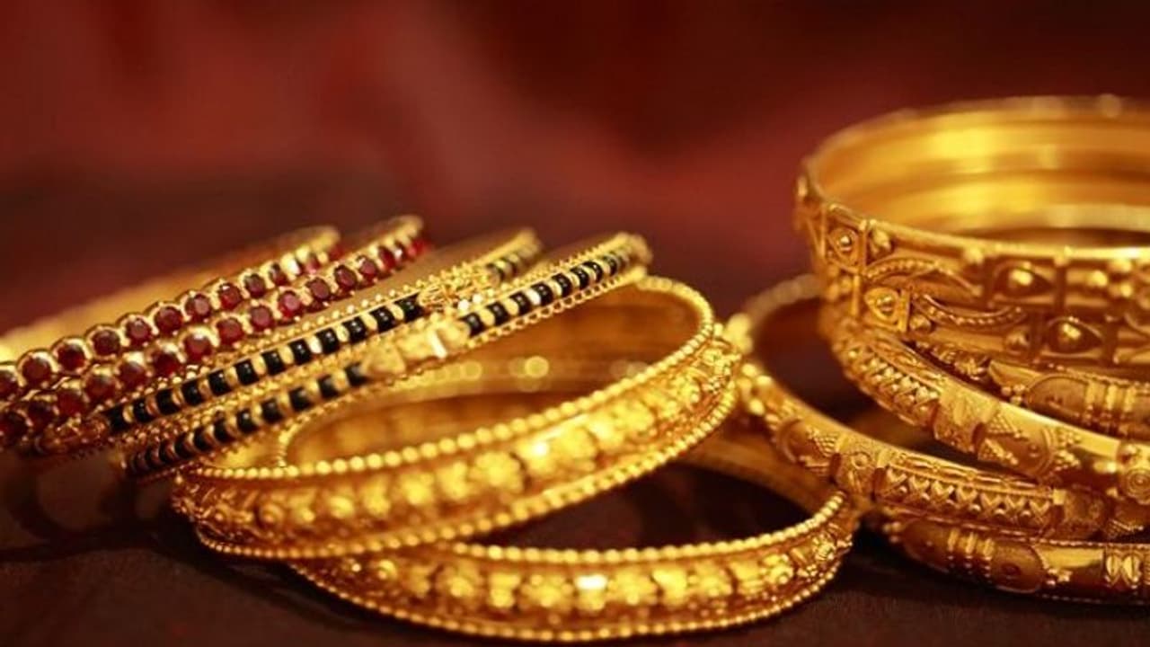 Gold Alert : இதை செய்யாமல் ஹால்மார்க் இல்லாத தங்க நகைகளை விற்கவோ, மாற்றவோ முடியாது.. Gold Alert : இதை செய்யாமல் ஹால்மார்க் இல்லாத தங்க நகைகளை விற்கவோ, மாற்றவோ முடியாது..