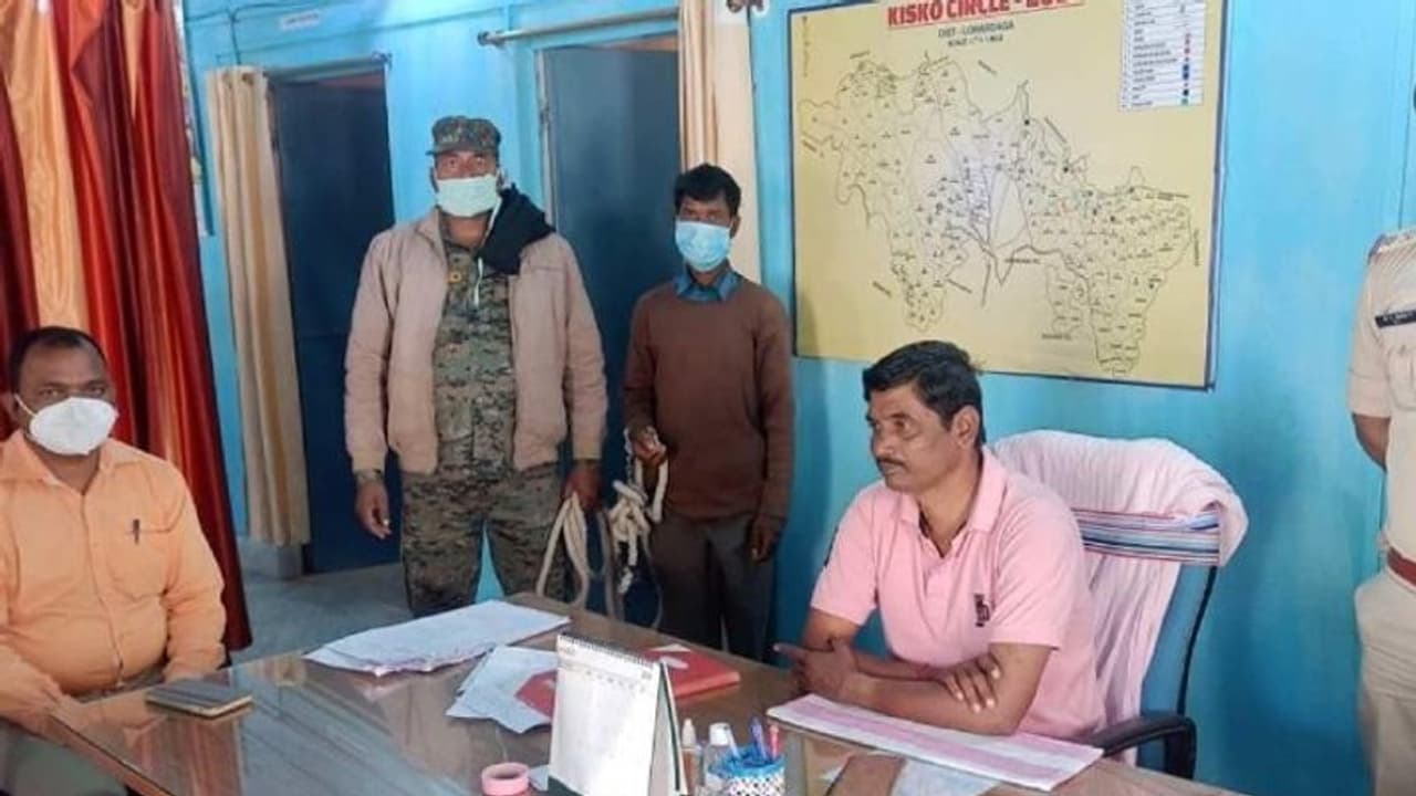 दिवाली पर दिखा एक पिता का राक्षस रूप: 6 साल की बेटी की चढ़ा दी बलि, वजह कर देगी हैरान दिवाली पर दिखा एक पिता का राक्षस रूप: 6 साल की बेटी की चढ़ा दी बलि, वजह कर देगी हैरान