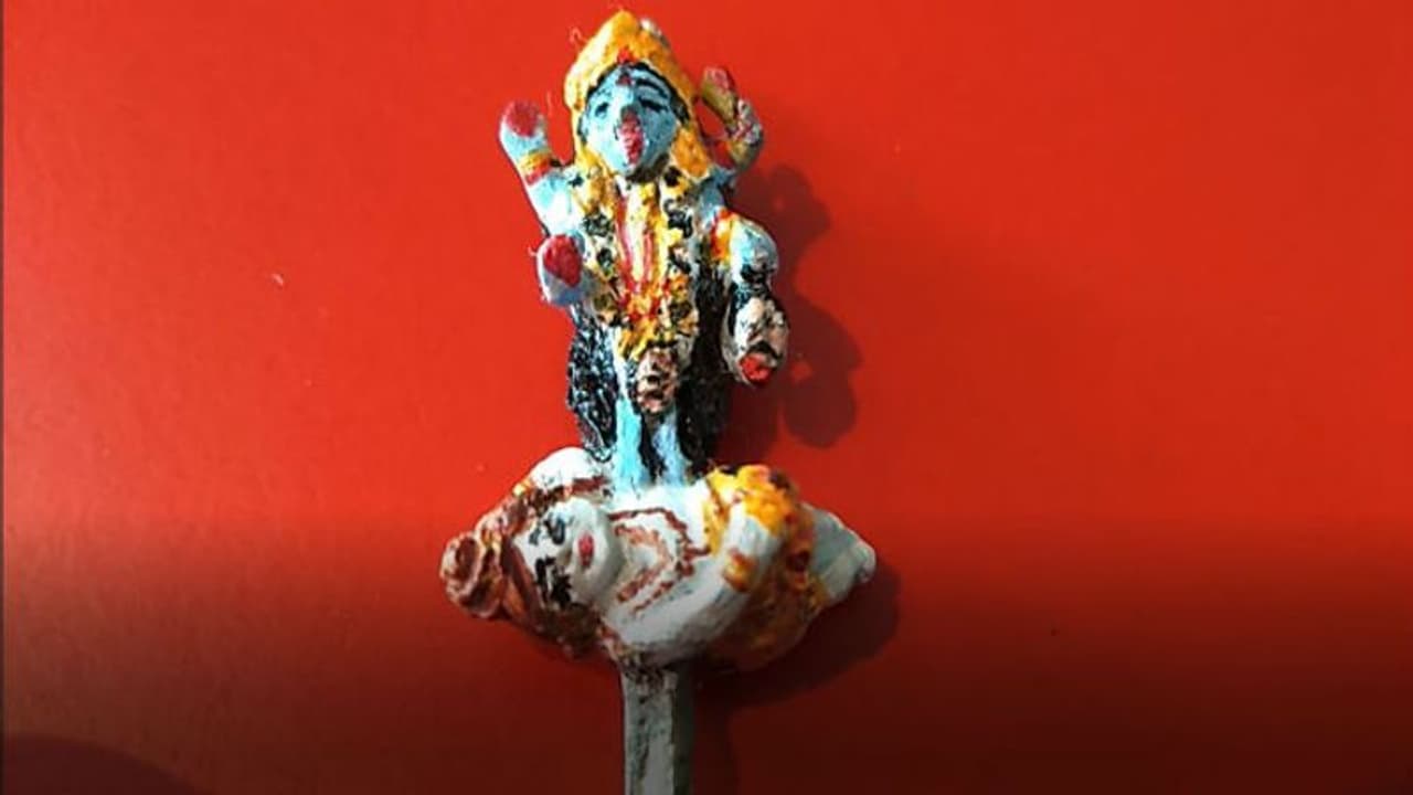 দেশালাই কাঠিতেই কিস্তিমাত, কালীমাতার ভক্তিতে ১ ইঞ্চির মূর্তি গড়লেন শিল্পী