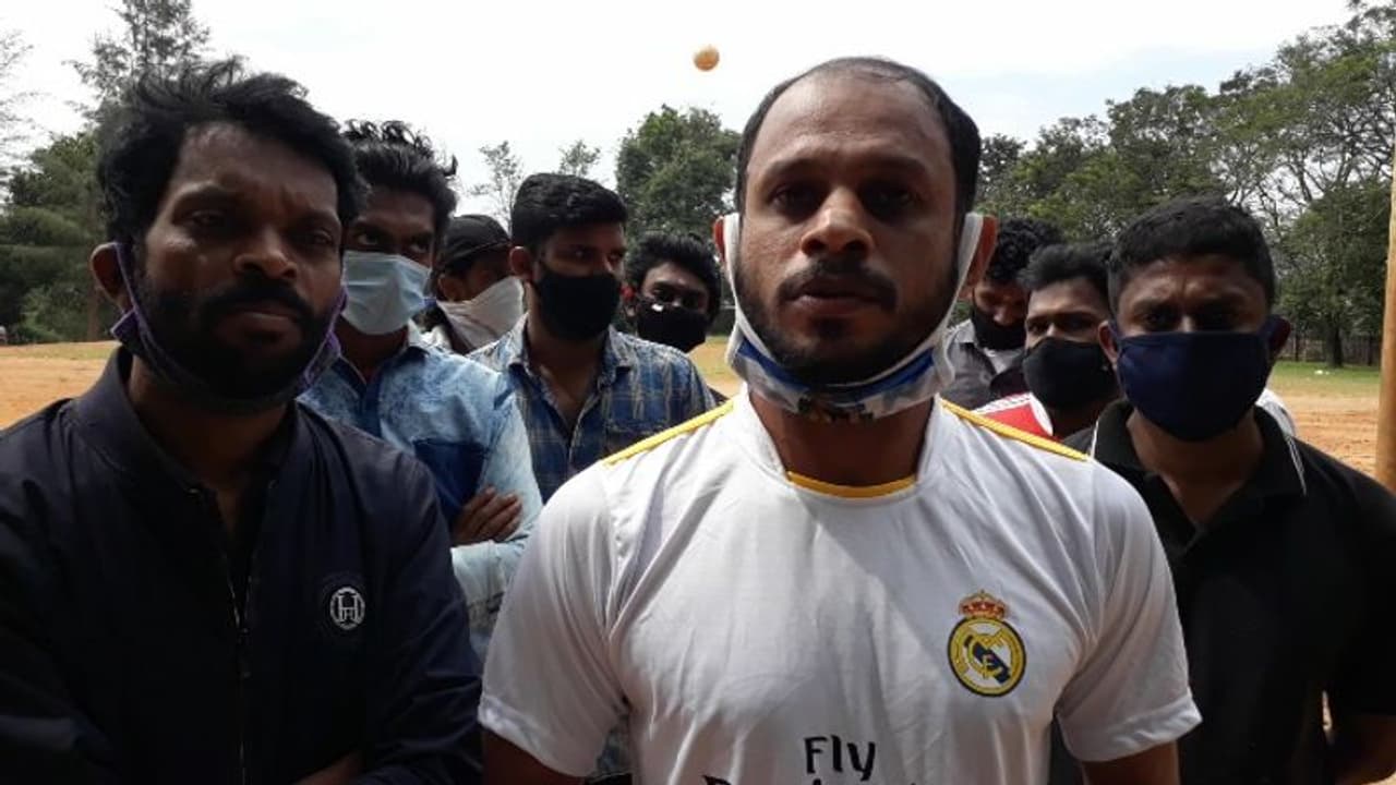 ഇരുമുന്നണികള്ക്കുമെതിരെ തരിയോട്ടെ യുവാക്കളുടെ 'സ്റ്റേഡിയം സ്ഥാനാര്ഥി' ഇരുമുന്നണികള്ക്കുമെതിരെ തരിയോട്ടെ യുവാക്കളുടെ 'സ്റ്റേഡിയം സ്ഥാനാര്ഥി'