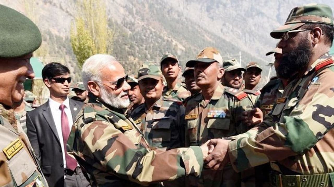 நாட்டை காக்கும் ராணுவ வீரர்களுடன் தீபாவளி கொண்டாடிய பிரதமர் மோடி... இனிப்புகள் வழங்கி மகிழ்வித்தார்...!