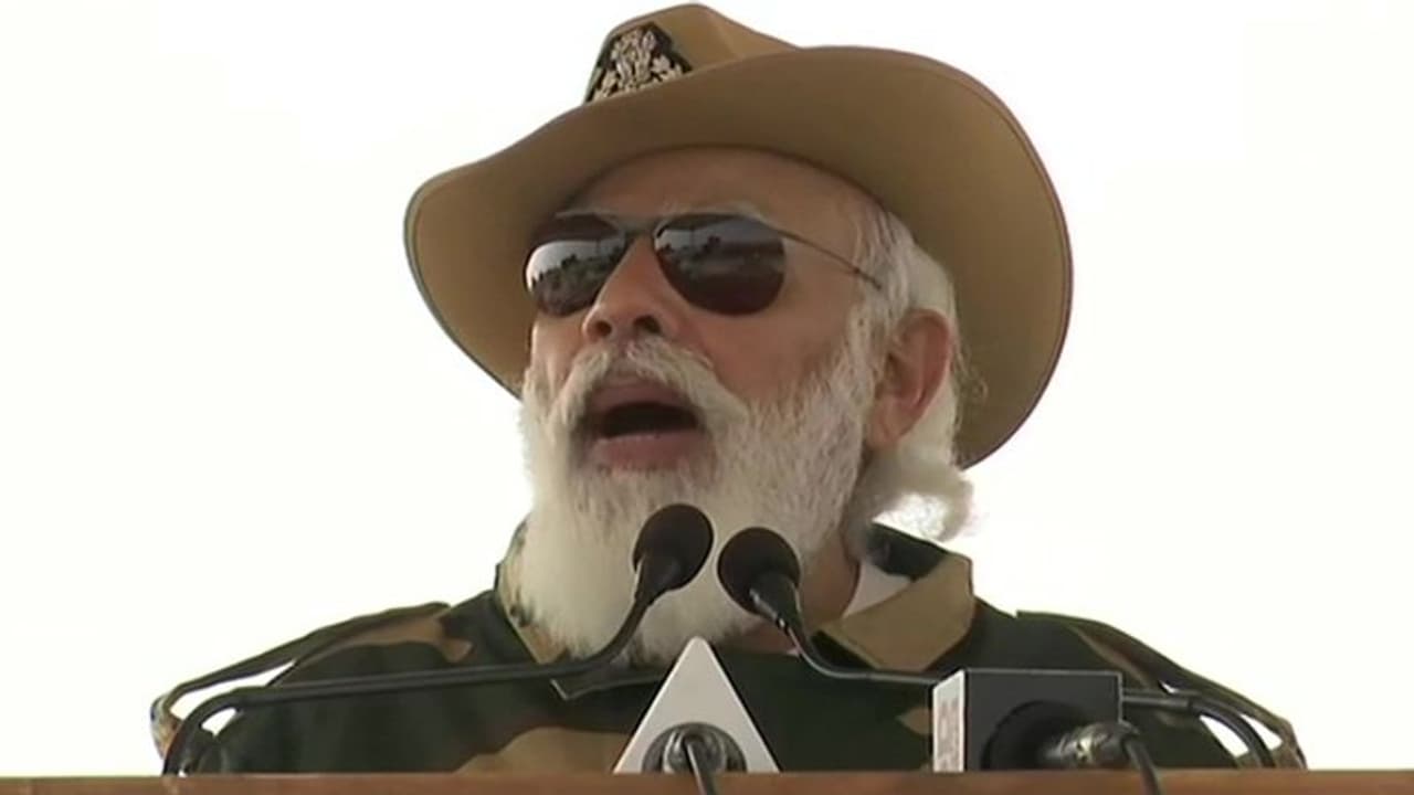 সেনাদের মাঝে মোদী মুখেই ফাটালেন তুবড়ি রংমশাল, লজ্জার অন্ধকারে ঢাকল পাকিস্তান সেনাদের মাঝে মোদী মুখেই ফাটালেন তুবড়ি রংমশাল, লজ্জার অন্ধকারে ঢাকল পাকিস্তান