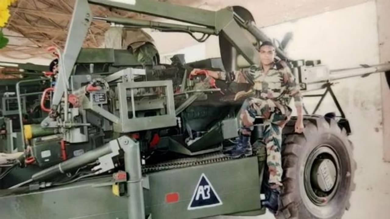 পাক সেনার গুলিতে শহিদ তেহট্টের সুবোধ, বাড়িতে গিয়ে পরিবারের পাশে থাকার আশ্বাস বিধায়কের পাক সেনার গুলিতে শহিদ তেহট্টের সুবোধ, বাড়িতে গিয়ে পরিবারের পাশে থাকার আশ্বাস বিধায়কের