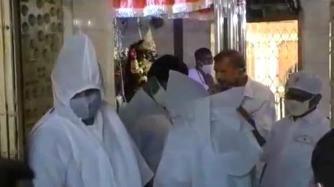 পিপিই কিট পরে দক্ষিণেশ্বর মন্দিরে পুরোহিত, শুধু মিষ্টি নিয়েই মাকে পুজো পিপিই কিট পরে দক্ষিণেশ্বর মন্দিরে পুরোহিত, শুধু মিষ্টি নিয়েই মাকে পুজো