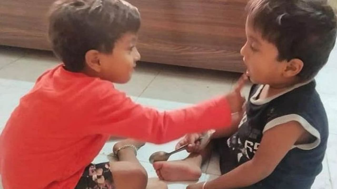 मातम लेकर आई इस बार दीवाली, हमेशा के लिए बुझ गईं घर की रोशनियां..खेल खेल में 2 मासूम बहनों की मौत मातम लेकर आई इस बार दीवाली, हमेशा के लिए बुझ गईं घर की रोशनियां..खेल खेल में 2 मासूम बहनों की मौत