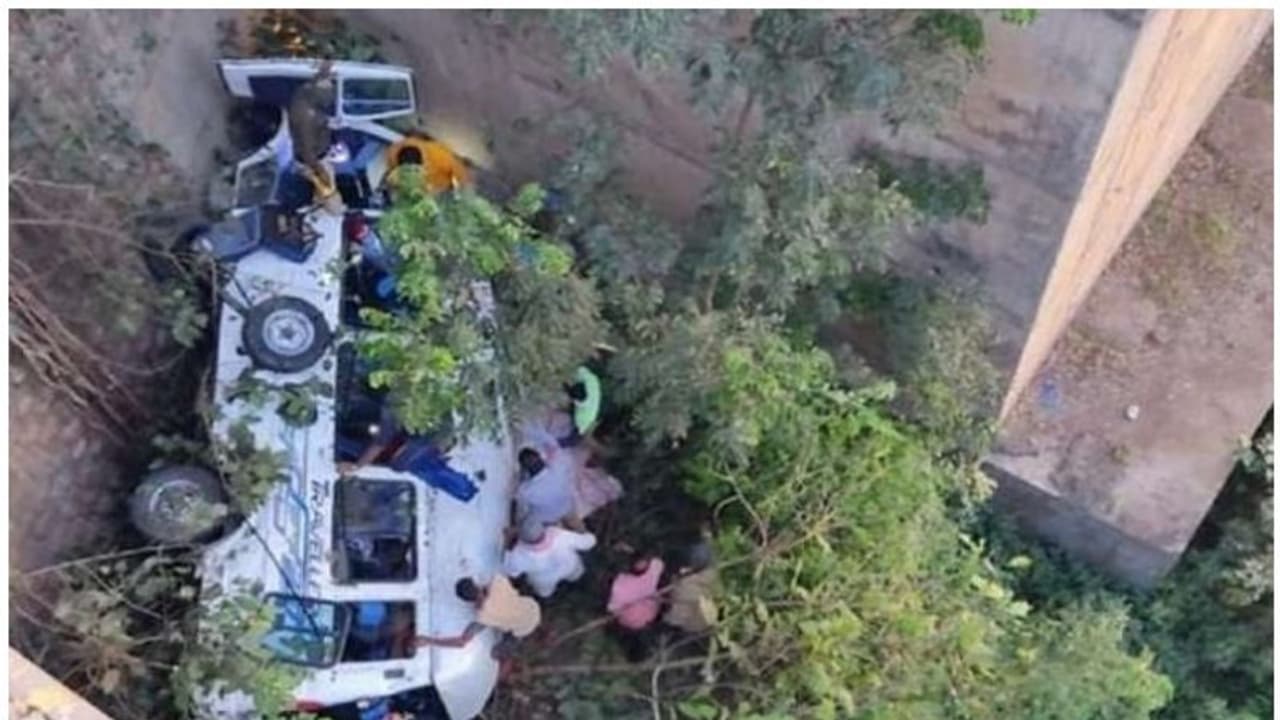 മഹാരാഷ്ട്രയിൽ വാഹനാപകടത്തിൽ അഞ്ച് മലയാളികൾ മരിച്ചു; ഏഴ് പേര്ക്ക് പരിക്ക് മഹാരാഷ്ട്രയിൽ വാഹനാപകടത്തിൽ അഞ്ച് മലയാളികൾ മരിച്ചു; ഏഴ് പേര്ക്ക് പരിക്ക്