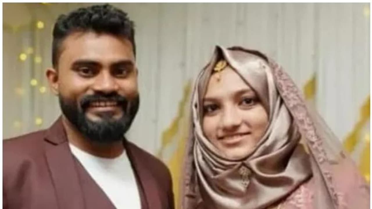 മലപ്പുറത്ത് ബൈക്കും ടാങ്കർ ലോറിയും കൂട്ടിയിടിച്ച് ദമ്പതിമാർ മരിച്ചു മലപ്പുറത്ത് ബൈക്കും ടാങ്കർ ലോറിയും കൂട്ടിയിടിച്ച് ദമ്പതിമാർ മരിച്ചു