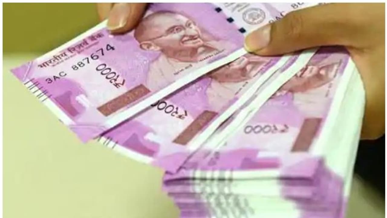 വീടിന്റെ മേൽക്കൂരയിൽ അജ്ഞാതമായ രണ്ട് ബാഗുകൾ; തുറന്ന് നോക്കിയപ്പോൾ കണ്ടത് നിറയെ നോട്ടുകെട്ടുകൾ വീടിന്റെ മേൽക്കൂരയിൽ അജ്ഞാതമായ രണ്ട് ബാഗുകൾ; തുറന്ന് നോക്കിയപ്പോൾ കണ്ടത് നിറയെ നോട്ടുകെട്ടുകൾ