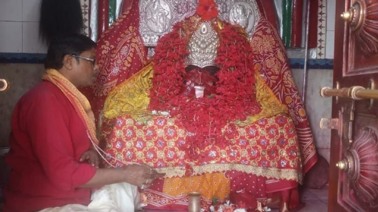 ১০৮টি প্রদীপ জ্বালিয়ে মঙ্গলারতি, দীপাবলীতে কালীরূপে পূজিতা হন দেবী নলাটেশ্বরী ১০৮টি প্রদীপ জ্বালিয়ে মঙ্গলারতি, দীপাবলীতে কালীরূপে পূজিতা হন দেবী নলাটেশ্বরী