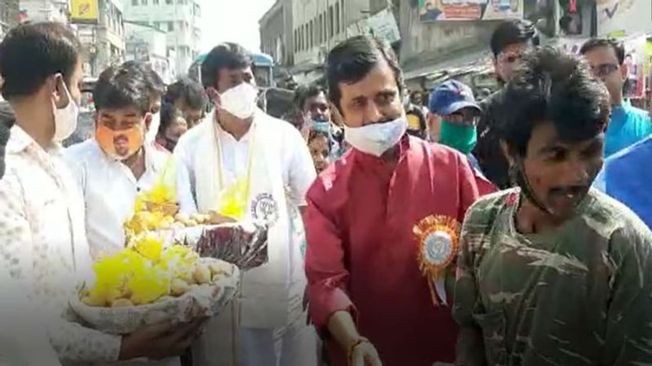 কালীপুজোয় বিজেপির জনসংযোগ, হাওড়ায় পথচলতি মানুষদের আলু বিতরণ