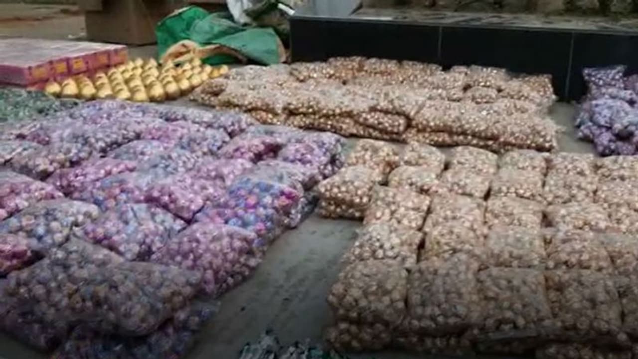 দীপাবলিতে বাজির বিরুদ্ধে পুলিশের অভিযান, ভাঙড়ে উদ্ধার লক্ষাধিক টাকার বাজি দীপাবলিতে বাজির বিরুদ্ধে পুলিশের অভিযান, ভাঙড়ে উদ্ধার লক্ষাধিক টাকার বাজি