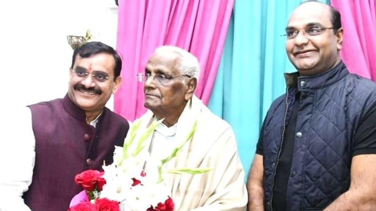 BJP के पूर्व सांसद और मंत्री विश्वास सारंग के पिता का निधन, CM शिवराज ने कहा शून्य नहीं भरा जा सकेगा BJP के पूर्व सांसद और मंत्री विश्वास सारंग के पिता का निधन, CM शिवराज ने कहा शून्य नहीं भरा जा सकेगा