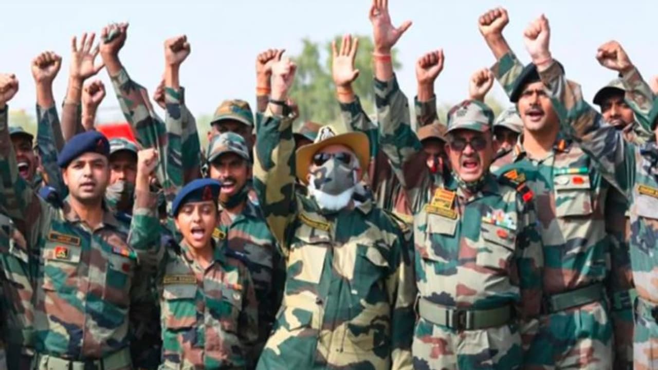 जैसलमेर में पीएम मोदी ने जवानों के साथ मनाई दीवाली, बोले ये 3 आदतें अपनाएंगे तो मिलेगी नई ऊर्जा जैसलमेर में पीएम मोदी ने जवानों के साथ मनाई दीवाली, बोले ये 3 आदतें अपनाएंगे तो मिलेगी नई ऊर्जा