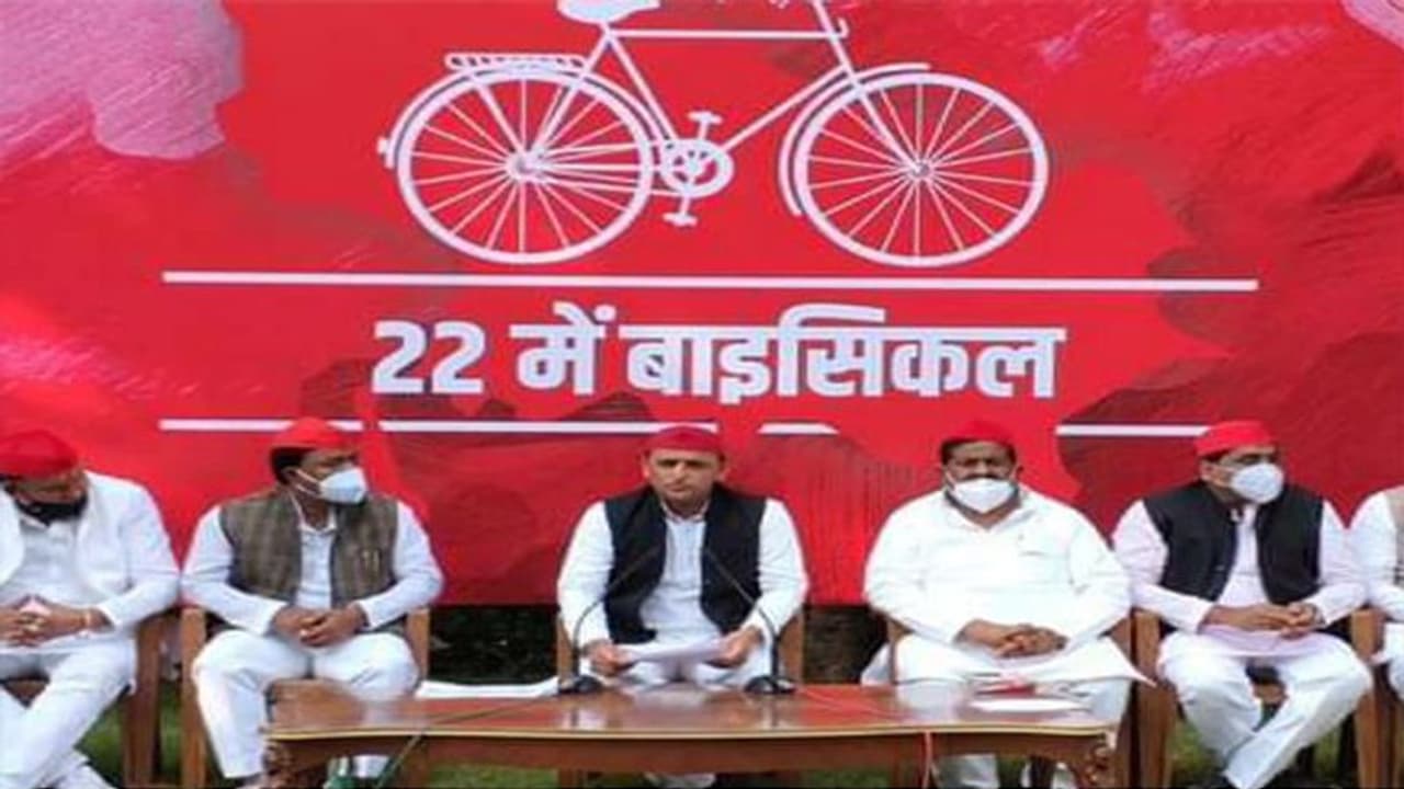 दिवाली पर समाजवादी कुनबे में पनपा प्रेम, बोले अखिलेश 2022 में चाचा शिवपाल भी होंगे साथ दिवाली पर समाजवादी कुनबे में पनपा प्रेम, बोले अखिलेश 2022 में चाचा शिवपाल भी होंगे साथ