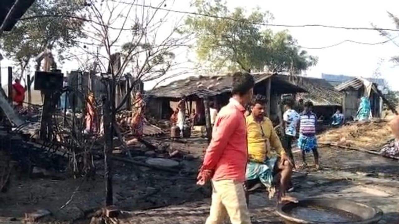 কালীপুজোর দিন ভয়াবহ অগ্নিকাণ্ড, বর্ধমানে পুড়ে ছাই হয়ে গেল কুড়িটি বাড়ি কালীপুজোর দিন ভয়াবহ অগ্নিকাণ্ড, বর্ধমানে পুড়ে ছাই হয়ে গেল কুড়িটি বাড়ি