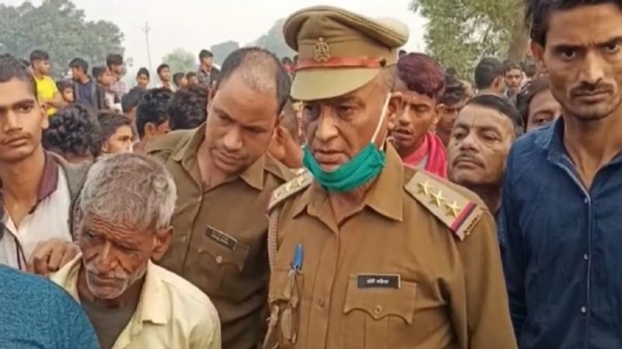 यूपी में 6 साल की बच्ची की हत्या, दोनों फेफड़े निकाल ले गए हत्यारे, दीपावली पर हुई थी गायब यूपी में 6 साल की बच्ची की हत्या, दोनों फेफड़े निकाल ले गए हत्यारे, दीपावली पर हुई थी गायब