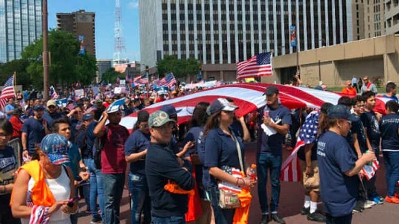 चुनाव में हार के बाद ट्रंप के शक्ति प्रदर्शन के दौरान हिंसक झड़प, दोनों पक्षों से कई लोग घायल चुनाव में हार के बाद ट्रंप के शक्ति प्रदर्शन के दौरान हिंसक झड़प, दोनों पक्षों से कई लोग घायल