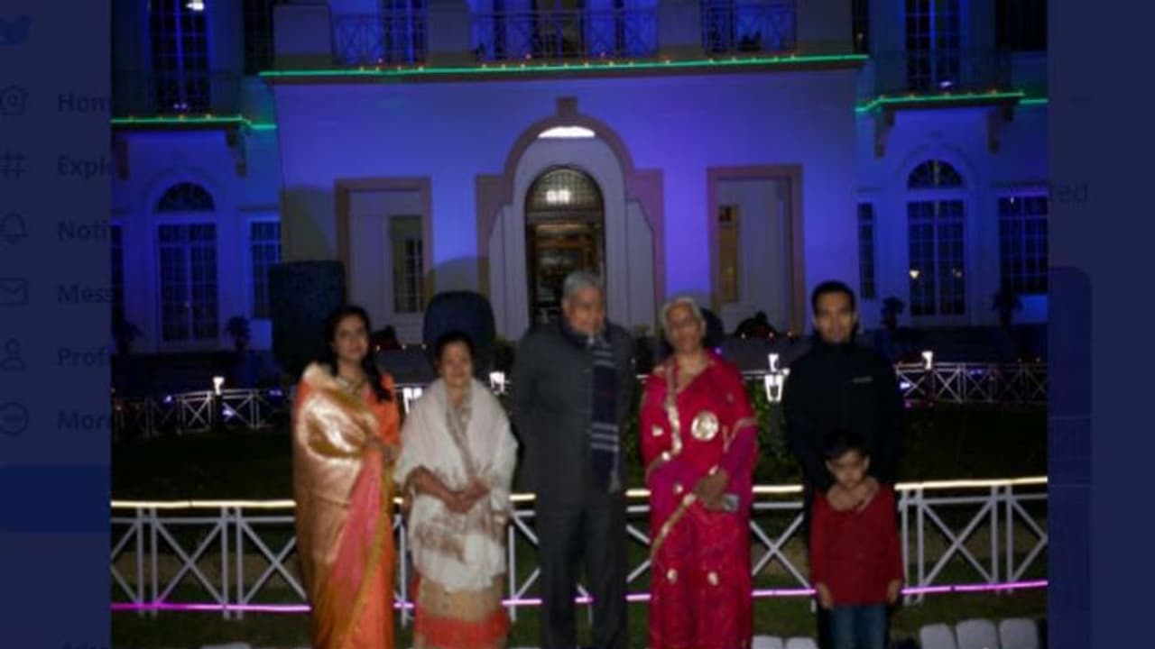 দার্জিলিং রাজভবনে রাজ্যপালের দীপাবলি উদযাপন, ছবি শেয়ার করলেন জগদীপ ধনখড় দার্জিলিং রাজভবনে রাজ্যপালের দীপাবলি উদযাপন, ছবি শেয়ার করলেন জগদীপ ধনখড়