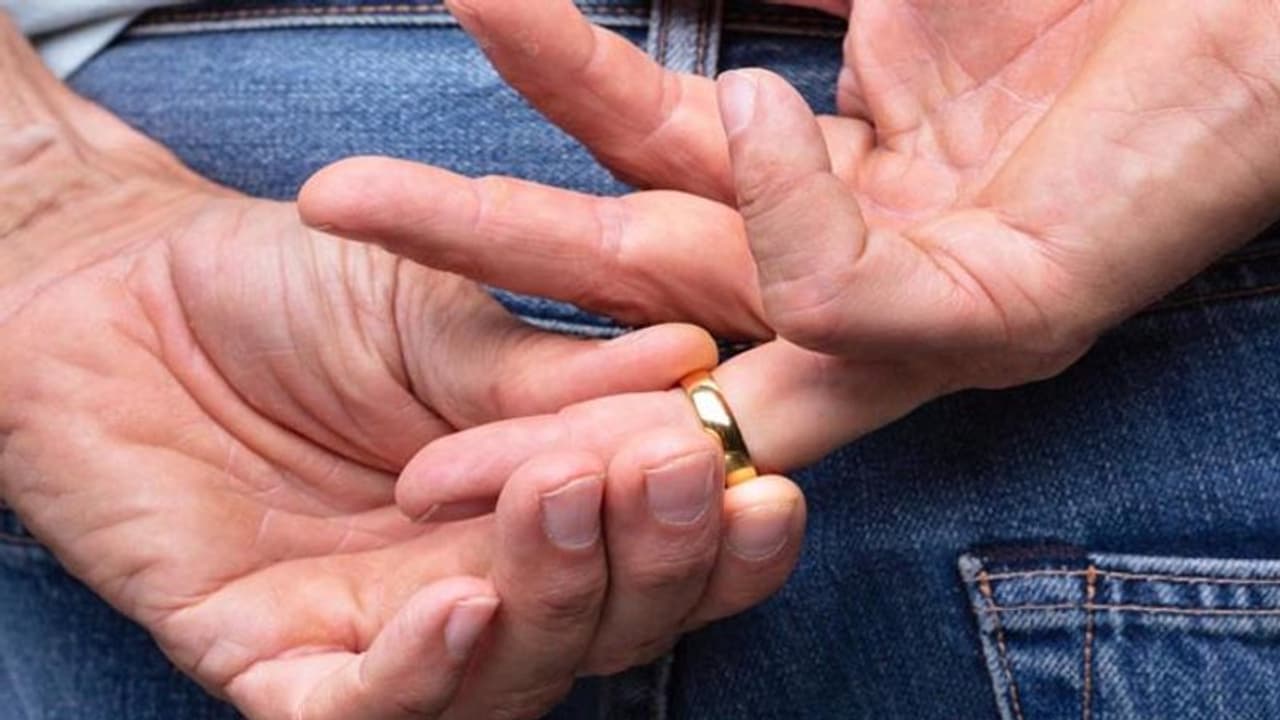 3 ದಿನ ಪತ್ನಿ, 3 ದಿನ ಪ್ರೇಯಸಿ ಜೊತೆಗಿರಲು ಪೊಲೀಸರ ಆಫರ್! 3 ದಿನ ಪತ್ನಿ, 3 ದಿನ ಪ್ರೇಯಸಿ ಜೊತೆಗಿರಲು ಪೊಲೀಸರ ಆಫರ್!