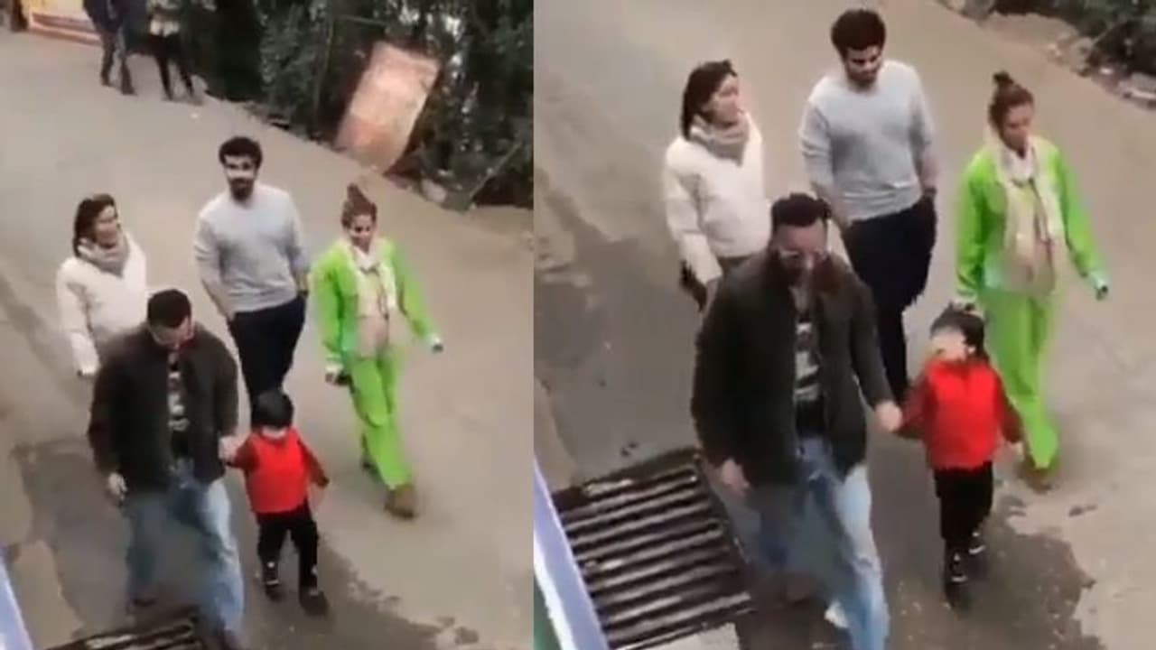 মাস্ক ছাড়া নির্বিকার ঘুরছেন করিনা সইফ তৈমুর, বিপাকে অভিনেত্রীর পরিবার সহ এই দুই সেলেব মাস্ক ছাড়া নির্বিকার ঘুরছেন করিনা সইফ তৈমুর, বিপাকে অভিনেত্রীর পরিবার সহ এই দুই সেলেব