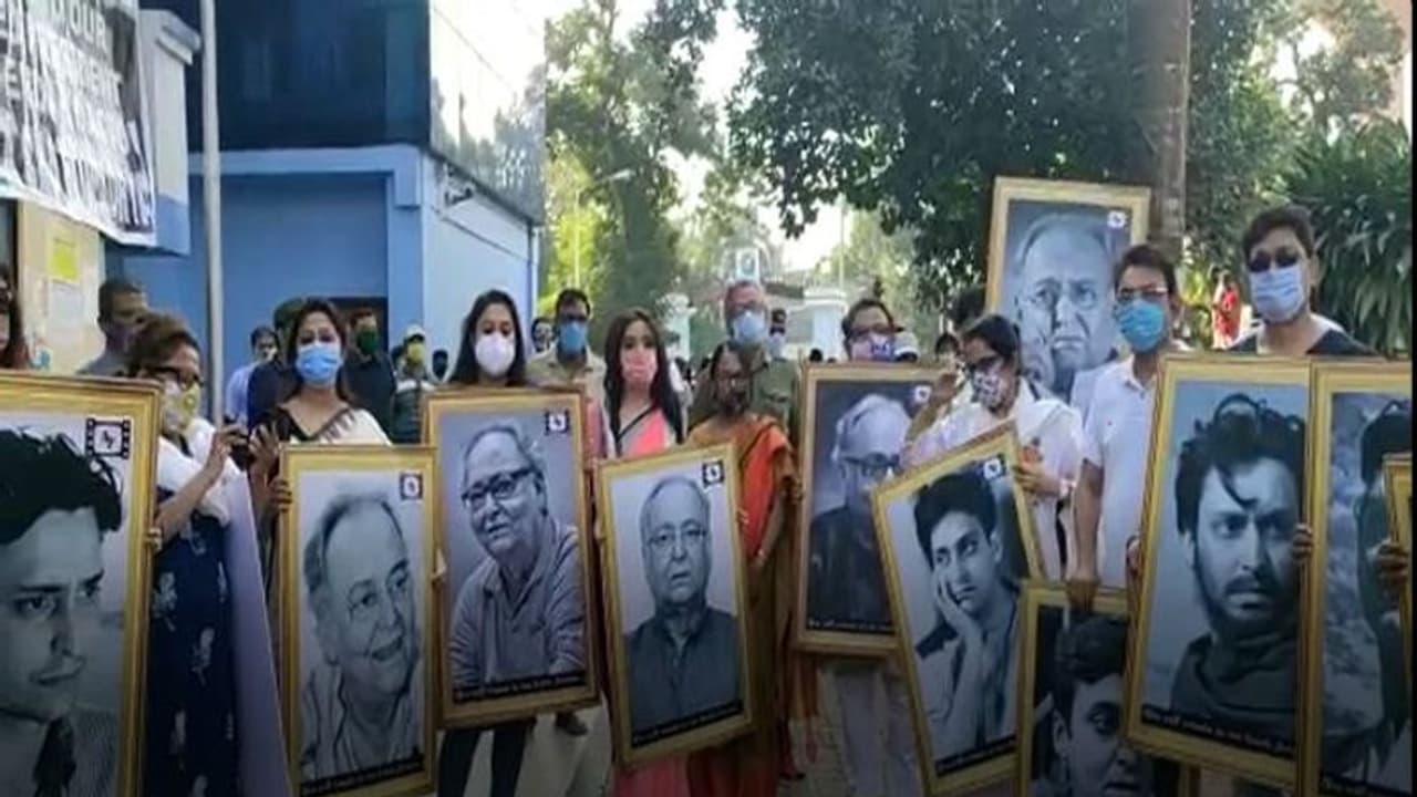 ৪০ দিনের লড়াই শেষ, সৌমিত্রকে শেষ শ্রদ্ধা জানাতে রবীন্দ্রসদনে অনুরাগীদের ভিড় ৪০ দিনের লড়াই শেষ, সৌমিত্রকে শেষ শ্রদ্ধা জানাতে রবীন্দ্রসদনে অনুরাগীদের ভিড়