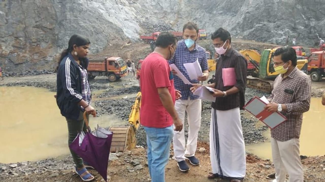 അനധികൃത കരിങ്കല് കടത്ത്; കാവുന്തറ ക്വാറിയില് നിന്നും 17 ലോറികള് പിടികൂടി അനധികൃത കരിങ്കല് കടത്ത്; കാവുന്തറ ക്വാറിയില് നിന്നും 17 ലോറികള് പിടികൂടി