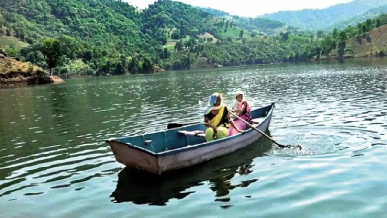 ದೋಣಿ ಹುಟ್ಟು ಹಾಕಿ ಮಕ್ಕಳು, ಗರ್ಭಿಣಿಯರ ಆರೈಕೆ; ಅಂಗನವಾಡಿ ಕಾರ್ಯಕರ್ತೆಗೆ ಸಲಾಂ!