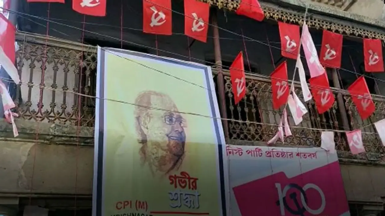 না ফেরার দেশে 'পুলু', সৌমিত্রর প্রয়াণে শোকস্তব্ধ পৈত্রিক ভিটে কৃষ্ণনগর না ফেরার দেশে 'পুলু', সৌমিত্রর প্রয়াণে শোকস্তব্ধ পৈত্রিক ভিটে কৃষ্ণনগর