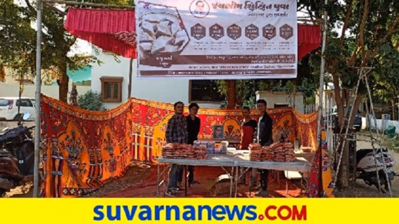 'ಕಾರಣವಿಲ್ಲದೆ ಪರೀಕ್ಷೆ ಮುಂದಕ್ಕೆ ಹಾಕುವ ಸರ್ಕಾರ, ಸಿಹಿತಿಂಡಿ ಅಂಗಡಿ ಇಟ್ಟ ಯುವಕರು' 'ಕಾರಣವಿಲ್ಲದೆ ಪರೀಕ್ಷೆ ಮುಂದಕ್ಕೆ ಹಾಕುವ ಸರ್ಕಾರ, ಸಿಹಿತಿಂಡಿ ಅಂಗಡಿ ಇಟ್ಟ ಯುವಕರು'