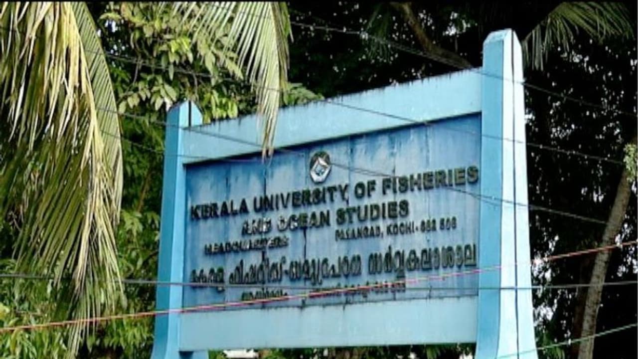 സ്ത്രീധനവിരുദ്ധ സത്യവാങ്മൂലം നൽകി കുഫോസ് വിദ്യാർത്ഥികൾ‌; സമൂഹത്തിന് മുഴുവൻ മാതൃകയെന്ന് ഗവർണർ