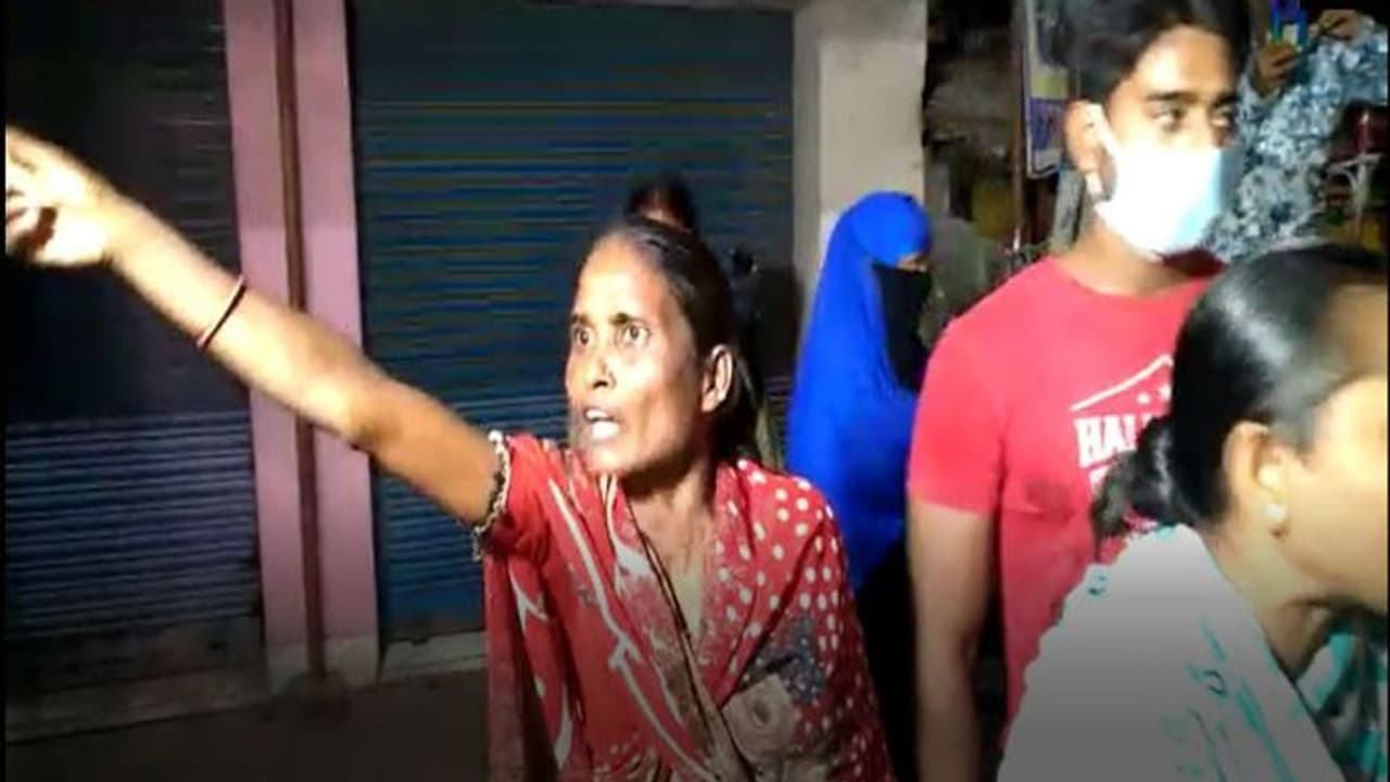 প্রসূতি মৃত্যু ঘিরে নার্সিংহোমে ধুন্ধুমার কাণ্ড, পরিস্থিতি সামাল দিতে পুলিশের লাঠি প্রসূতি মৃত্যু ঘিরে নার্সিংহোমে ধুন্ধুমার কাণ্ড, পরিস্থিতি সামাল দিতে পুলিশের লাঠি