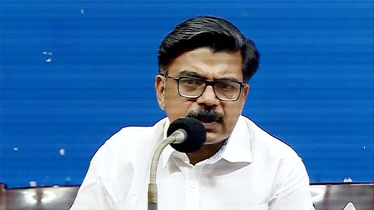 'വീണ വിജയന് സിഎംആര്‍എല്‍ ഭിക്ഷയായി നല്‍കിയതാണോ പണം? പിവി എന്ന ചുരുക്കുപ്പേര് പിണറായി വിജയന്‍ തന്നെ': കുഴൽനാടൻ