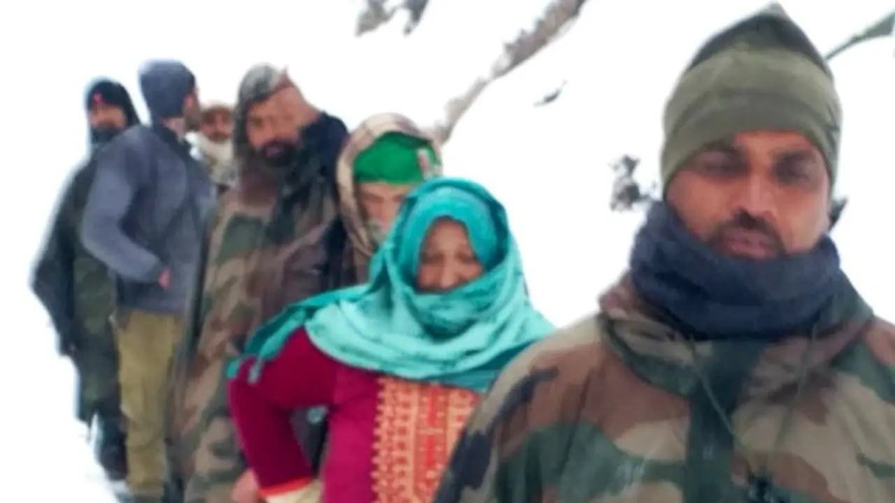 নিশ্চিত মৃত্যুর হাত থেকে ১০ জনকে উদ্ধার করল সেনা, জম্মু কাশ্মীরে জারি তুষারধসের সতর্কতা নিশ্চিত মৃত্যুর হাত থেকে ১০ জনকে উদ্ধার করল সেনা, জম্মু কাশ্মীরে জারি তুষারধসের সতর্কতা