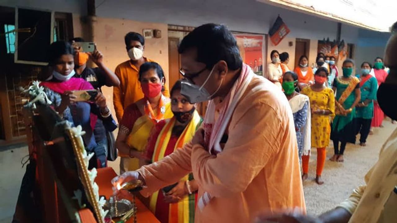 আত্মরক্ষায় মহিলাদের কুংফু ক্যারাটে প্রশিক্ষণ, পশ্চিম মেদিনীপুরে বিজেপির 'উমা' কর্মসূচি আত্মরক্ষায় মহিলাদের কুংফু ক্যারাটে প্রশিক্ষণ, পশ্চিম মেদিনীপুরে বিজেপির 'উমা' কর্মসূচি