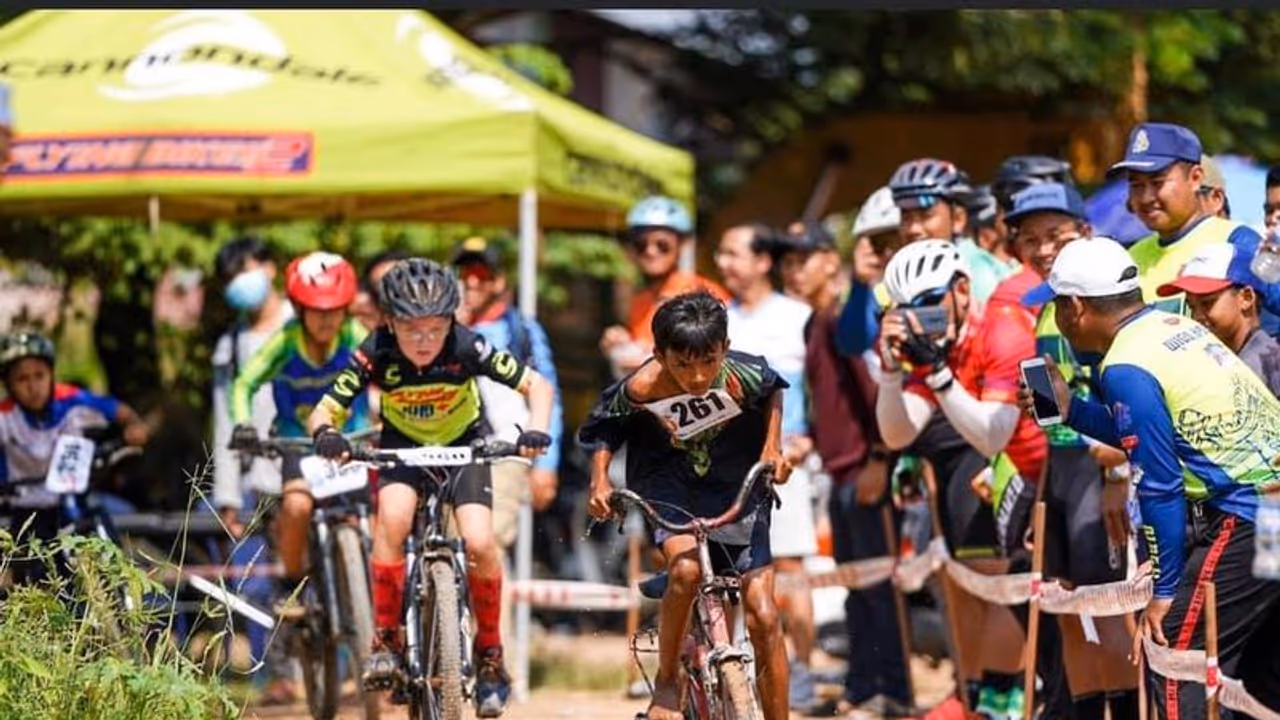 പാട്ടസൈക്കിളിൽ നഗ്നപാദനായി പണക്കാരുടെ പിള്ളേരോട് മത്സരിച്ചു സൈക്കിൾ ചവിട്ടിയ പയ്യനെത്തേടി സമ്മാനപ്പെരുമഴ പാട്ടസൈക്കിളിൽ നഗ്നപാദനായി പണക്കാരുടെ പിള്ളേരോട് മത്സരിച്ചു സൈക്കിൾ ചവിട്ടിയ പയ്യനെത്തേടി സമ്മാനപ്പെരുമഴ