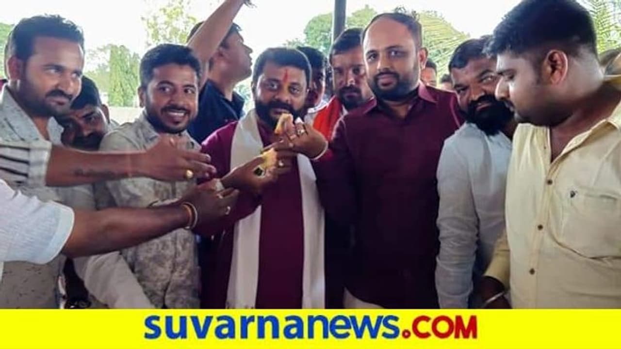 ಬಿಜೆಪಿ ಶಾಸಕರಿಂದ ಆಯ್ತು ರೂಲ್ಸ್ ಬ್ರೇಕ್ : ಬರ್ತಡೆಯಲ್ಲಿ ಎಲ್ಲಾ ಮರೆತರು ಬಿಜೆಪಿ ಶಾಸಕರಿಂದ ಆಯ್ತು ರೂಲ್ಸ್ ಬ್ರೇಕ್ : ಬರ್ತಡೆಯಲ್ಲಿ ಎಲ್ಲಾ ಮರೆತರು