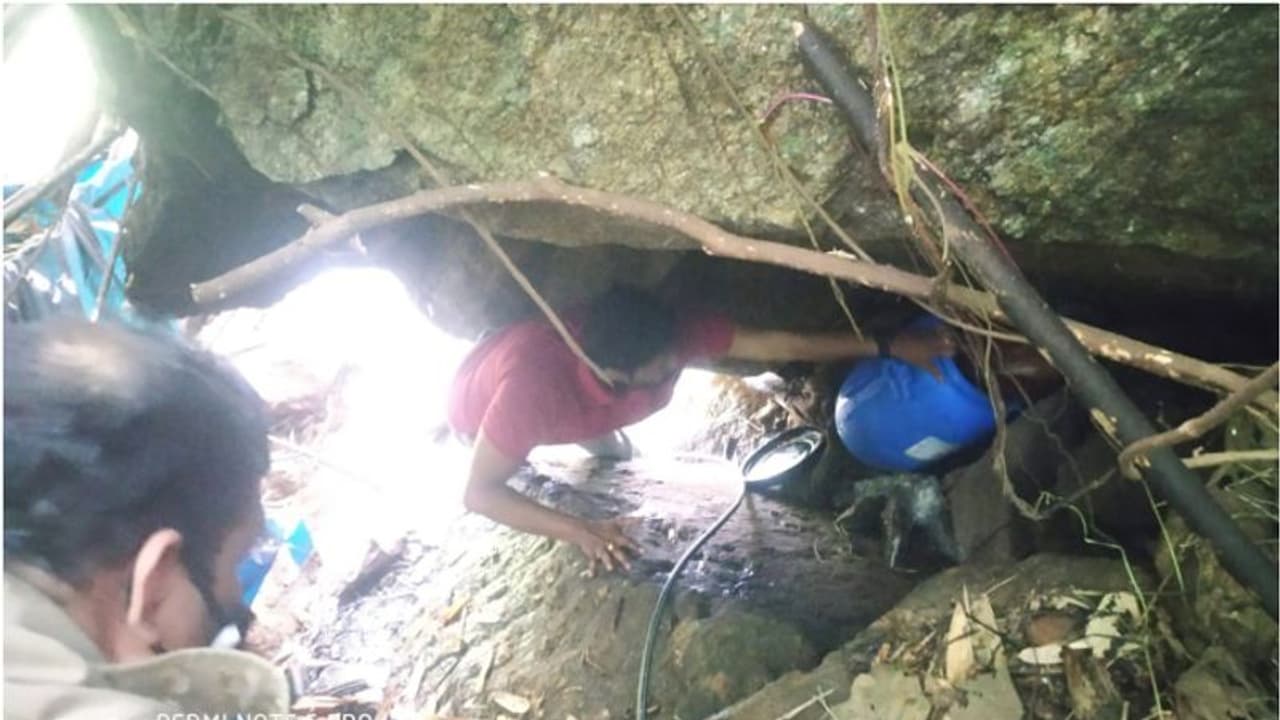 തോട്ടില് ഒളിപ്പിച്ച 200 ലിറ്റർ വാഷ് എക്സൈസ് നശിപ്പിച്ചു തോട്ടില് ഒളിപ്പിച്ച 200 ലിറ്റർ വാഷ് എക്സൈസ് നശിപ്പിച്ചു