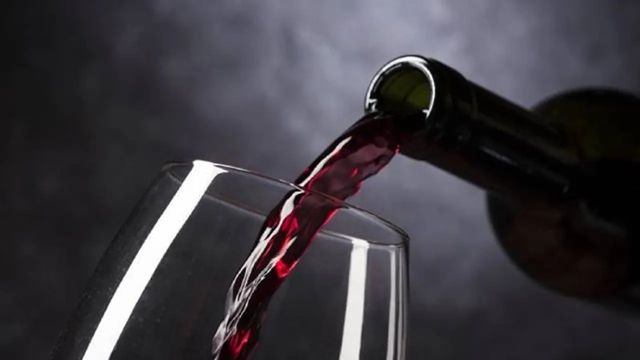 మద్యం బాటిల్ కనిపించడం లేదు.. విచారణకు ఆదేశించిన ప్రభుత్వం.. ఎక్కడంటే... మద్యం బాటిల్ కనిపించడం లేదు.. విచారణకు ఆదేశించిన ప్రభుత్వం.. ఎక్కడంటే...