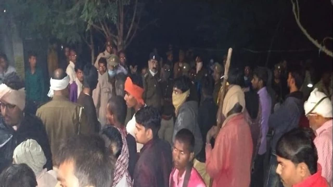 दो सगी बहनों की हत्या,दोनों की आंखें फोड़कर शव तालाब किनारे फेंका,चाचा ने कहा रेप के बाद हुई है हत्या दो सगी बहनों की हत्या,दोनों की आंखें फोड़कर शव तालाब किनारे फेंका,चाचा ने कहा रेप के बाद हुई है हत्या