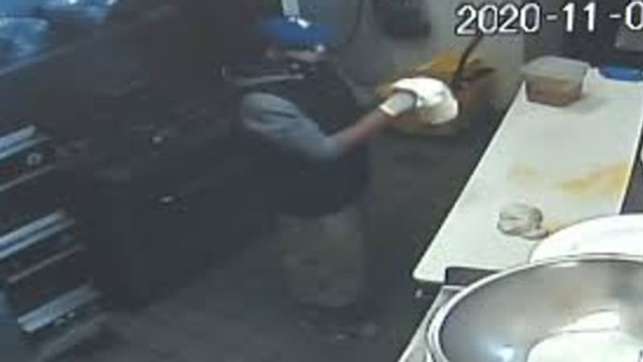 മോഷ്ടിക്കാന്‍ കയറിയ റെസ്റ്റോറന്റിനകത്ത് കള്ളന്റെ 'കുക്കിംഗ്'; വീഡിയോ പുറത്ത്