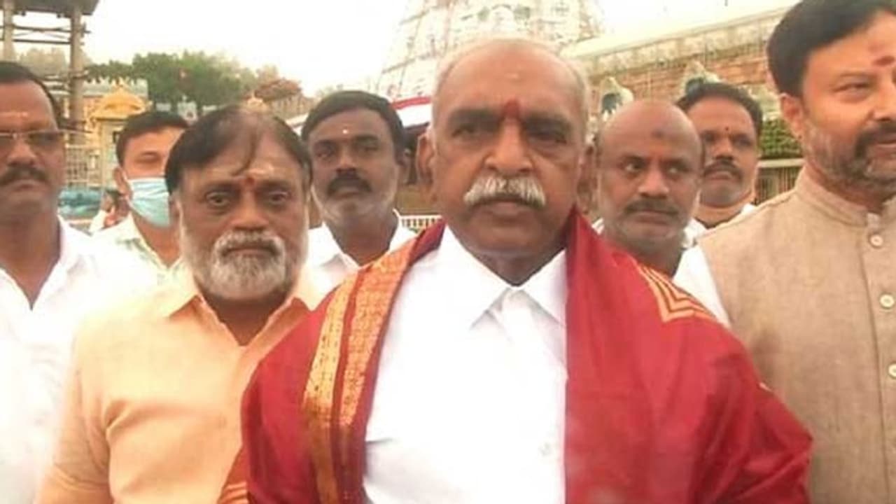 శ్రీవారిని దర్శించుకున్న తమిళనాడు సీఎం పళనిస్వామి శ్రీవారిని దర్శించుకున్న తమిళనాడు సీఎం పళనిస్వామి