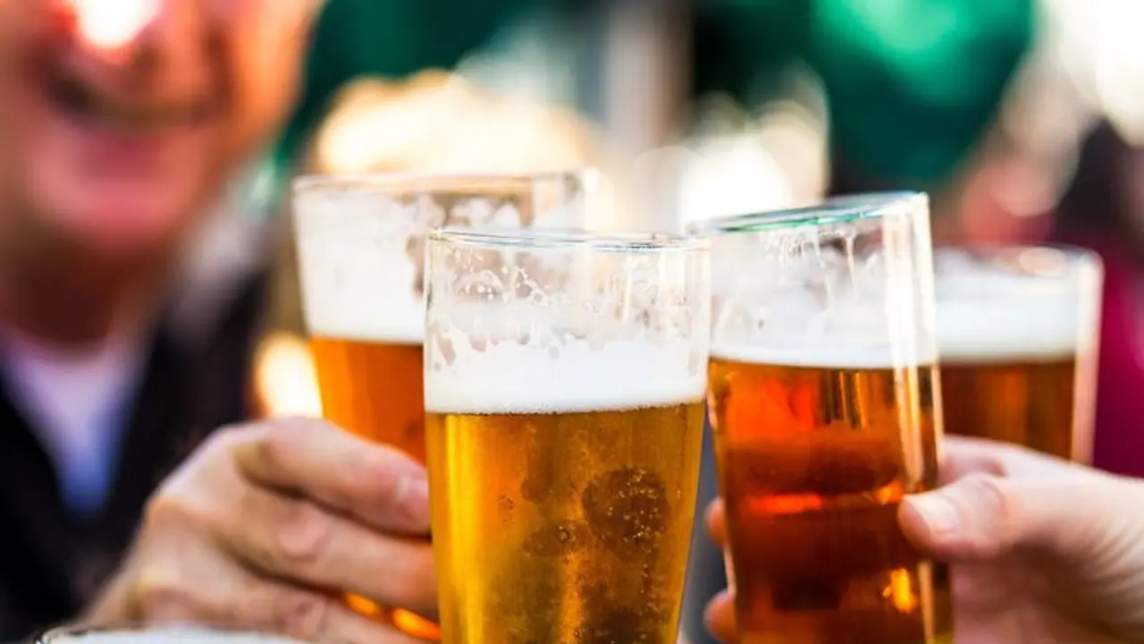 ಬಿಯರ್ ಬಿಟ್ಟು ಅಗ್ಗದ ಮದ್ಯಕ್ಕೆ ಮೊರೆ..! ಬಿಯರ್ ಬಿಟ್ಟು ಅಗ್ಗದ ಮದ್ಯಕ್ಕೆ ಮೊರೆ..!