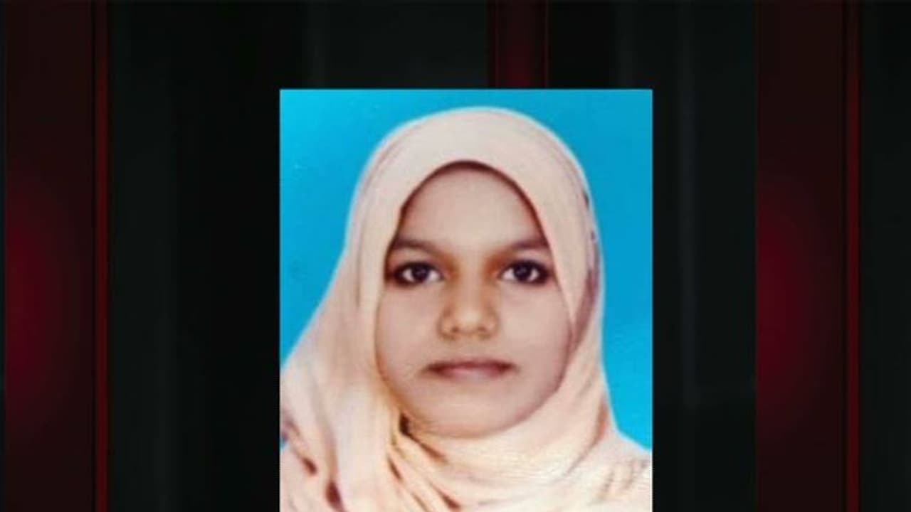 കൊല്ലത്ത് 21 കാരിയുടെ ആത്മഹത്യക്ക് കാരണം കാമുകന്റെ ചതിയെന്ന് കുടുംബം; പൊലീസിൽ പരാതി കൊല്ലത്ത് 21 കാരിയുടെ ആത്മഹത്യക്ക് കാരണം കാമുകന്റെ ചതിയെന്ന് കുടുംബം; പൊലീസിൽ പരാതി