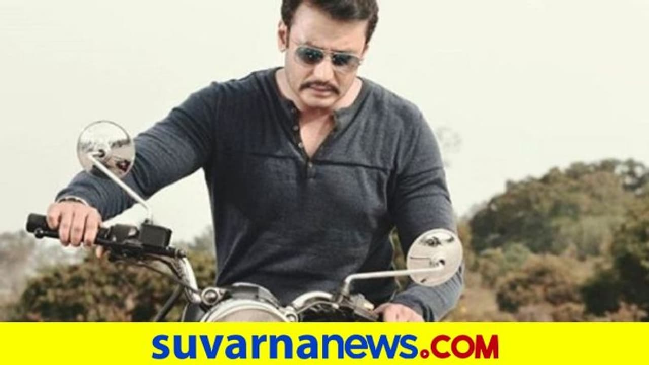 <p> ರೈತರು ನಿಜವಾದ ವೀರರು. ಸಮರ್ಪಣೆ ಮತ್ತು ಶ್ರಮದಿಂದ ಬಂಜರು ಭೂಮಿಯನ್ನು ಆಹಾರ ಉತ್ಪಾದಿಸುವ ಭುಮಿಯಾಗಿ ಪರಿವರ್ತಿಸಿ ಅವರು ತಮ್ಮ ಹೃದಯ ಮತ್ತು ಆತ್ಮವನ್ನು ಮಣ್ಣಿನಲ್ಲಿ ಇರಿಸಿ ಅದನ್ನು ಜೀವಿಸಲು ಮತ್ತು ನಮಗೆ ಆಹಾರವನ್ನು ಕೊಡುತ್ತಾರೆ ಎಂದು ಚಾಲೆಂಜಿಂಗ್ ಸ್ಟಾರ್ ದರ್ಶನ್ ಸ್ಮರಿಸಿಕೊಂಡಿದ್ದಾರೆ.</p>
<p> ರೈತರು ನಿಜವಾದ ವೀರರು. ಸಮರ್ಪಣೆ ಮತ್ತು ಶ್ರಮದಿಂದ ಬಂಜರು ಭೂಮಿಯನ್ನು ಆಹಾರ ಉತ್ಪಾದಿಸುವ ಭುಮಿಯಾಗಿ ಪರಿವರ್ತಿಸಿ ಅವರು ತಮ್ಮ ಹೃದಯ ಮತ್ತು ಆತ್ಮವನ್ನು ಮಣ್ಣಿನಲ್ಲಿ ಇರಿಸಿ ಅದನ್ನು ಜೀವಿಸಲು ಮತ್ತು ನಮಗೆ ಆಹಾರವನ್ನು ಕೊಡುತ್ತಾರೆ ಎಂದು ಚಾಲೆಂಜಿಂಗ್ ಸ್ಟಾರ್ ದರ್ಶನ್ ಸ್ಮರಿಸಿಕೊಂಡಿದ್ದಾರೆ.</p>