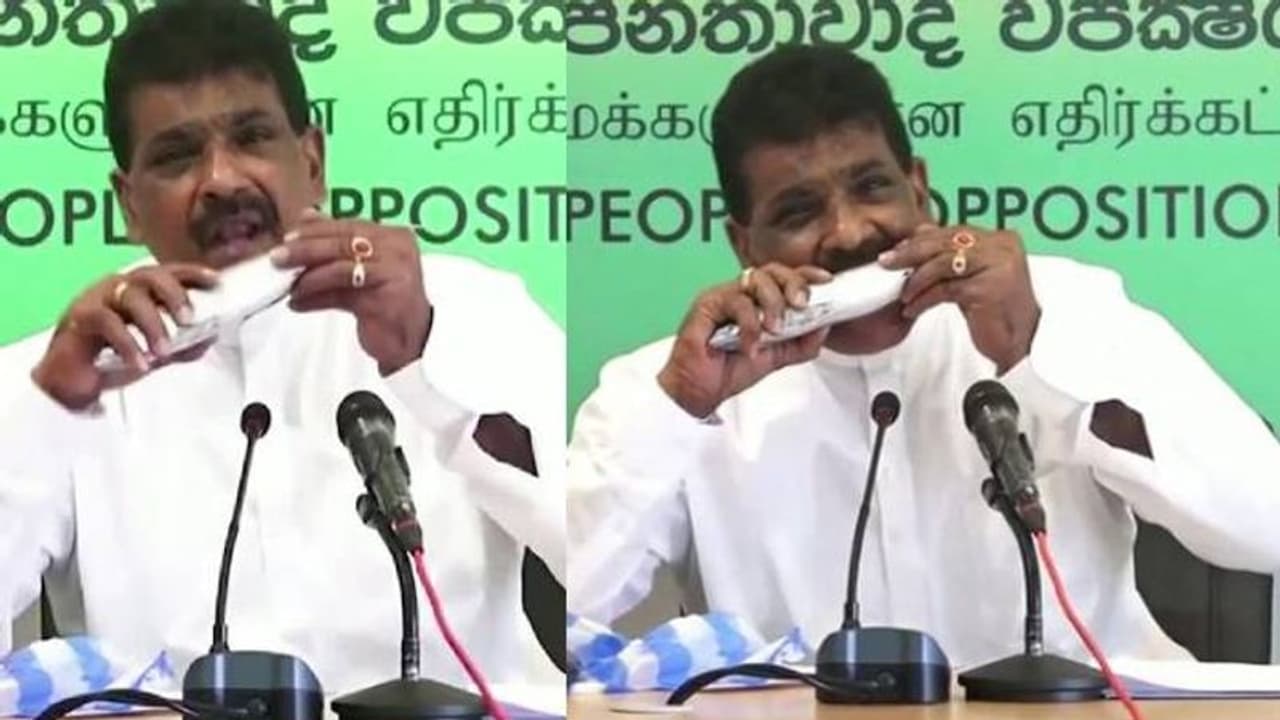 മത്സ്യത്തിലൂടെ കൊവിഡ് വരില്ലെന്ന് ശ്രീലങ്കന് മുന്മന്ത്രി; തെളിവിനായി പച്ചമീന് വിഴുങ്ങി! മത്സ്യത്തിലൂടെ കൊവിഡ് വരില്ലെന്ന് ശ്രീലങ്കന് മുന്മന്ത്രി; തെളിവിനായി പച്ചമീന് വിഴുങ്ങി!