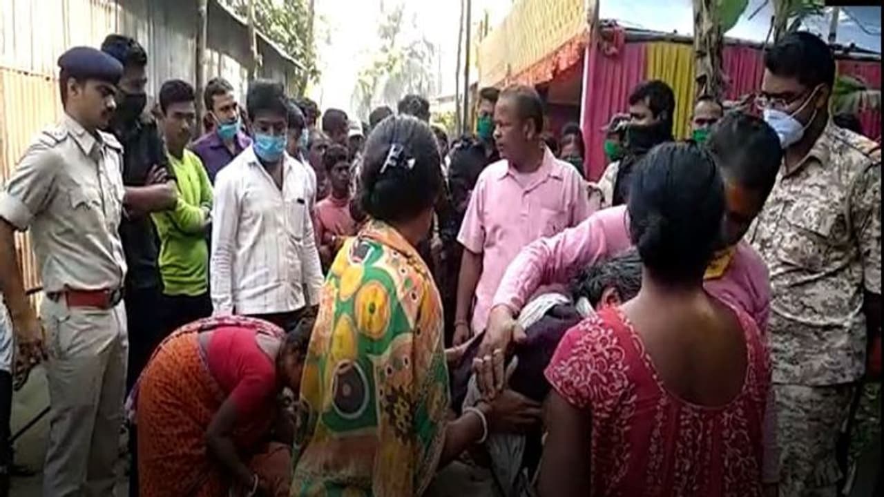 বিজেপির বুথ কমিটির সম্পাদককে পিটিয়ে খুন, তৃণমূলের বিরুদ্ধে খুনের অভিযোগে উত্তেজনা বিজেপির বুথ কমিটির সম্পাদককে পিটিয়ে খুন, তৃণমূলের বিরুদ্ধে খুনের অভিযোগে উত্তেজনা