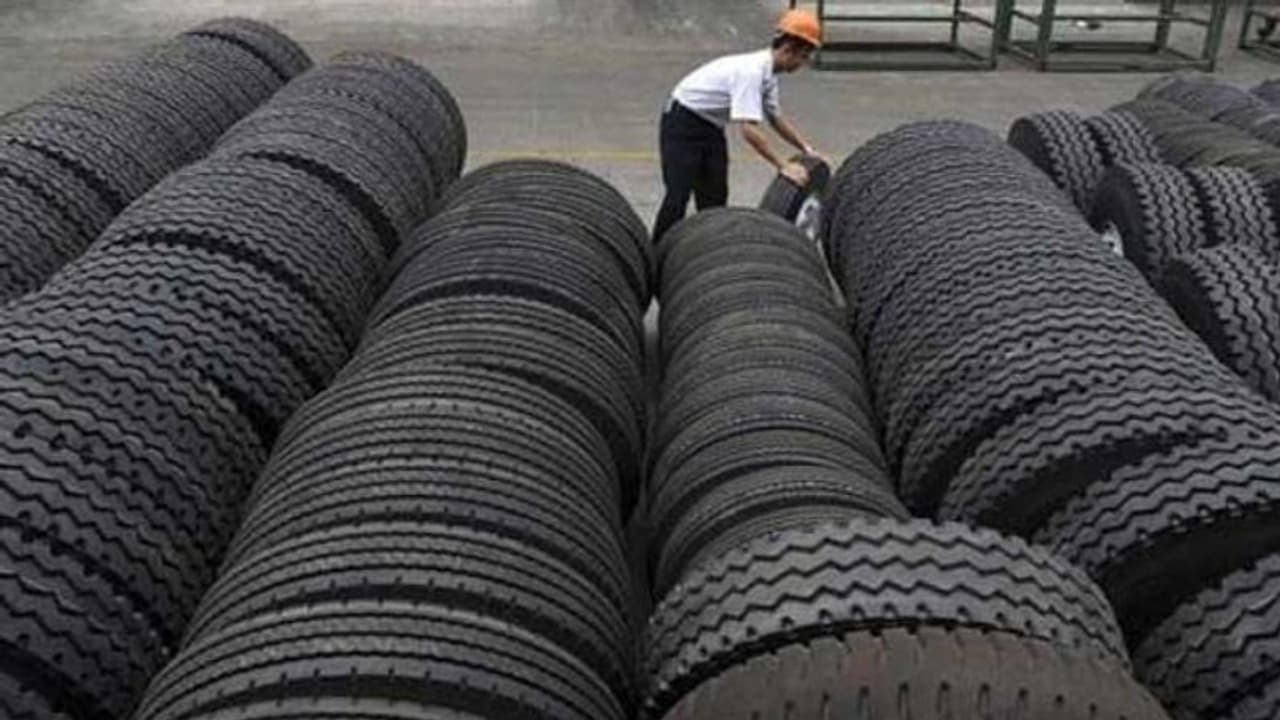 మైలవరంలో విషాదం: ట్రాక్టర్ టైర్ పేలి ఒకరు మృతి మైలవరంలో విషాదం: ట్రాక్టర్ టైర్ పేలి ఒకరు మృతి