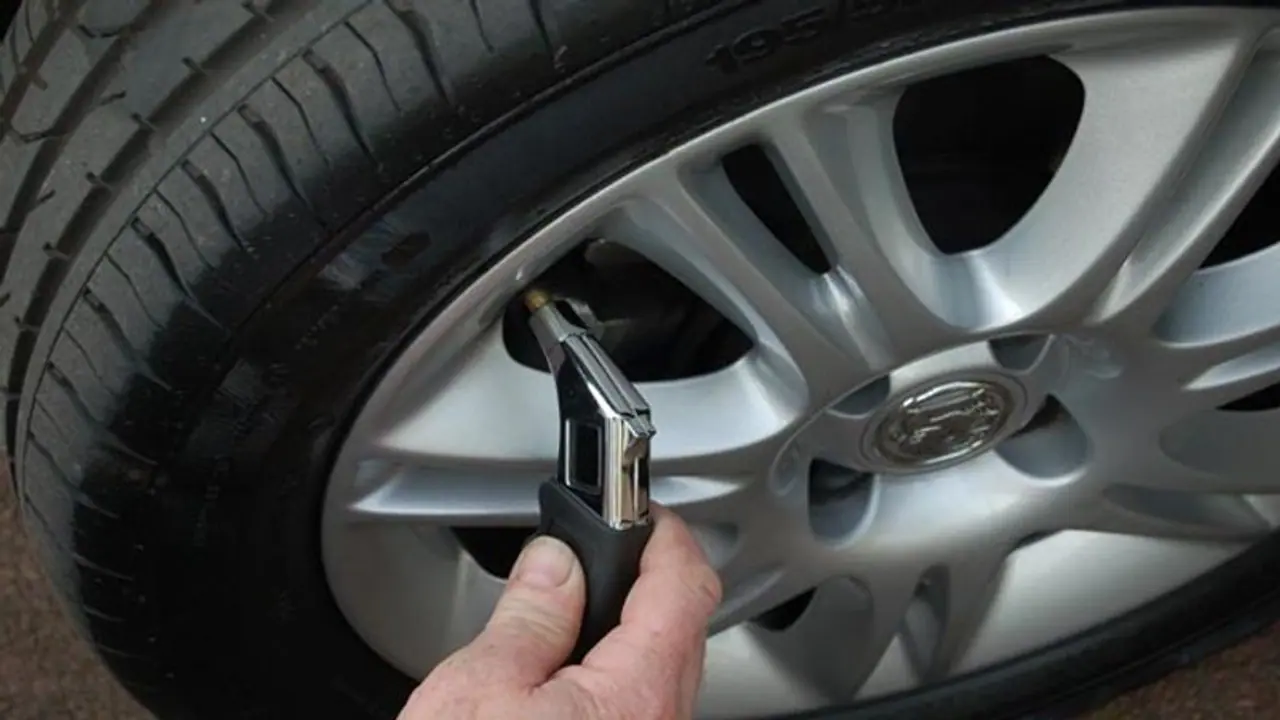 गर्मियों में टायर का रखें खास ख्याल, देखें वाहनों के टायरों में कितना रखा जाता है Air Pressure गर्मियों में टायर का रखें खास ख्याल, देखें वाहनों के टायरों में कितना रखा जाता है Air Pressure