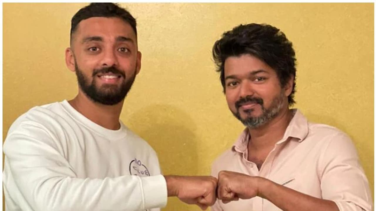 വിജയ്യെ കാണാൻ കൊതിച്ച് ഇന്ത്യൻ ക്രിക്കറ്റ് താരം, ഒടുവില് താരത്തിന്റെ ഓഫീസില് വെച്ച് കൂടിക്കാഴ്ച! വിജയ്യെ കാണാൻ കൊതിച്ച് ഇന്ത്യൻ ക്രിക്കറ്റ് താരം, ഒടുവില് താരത്തിന്റെ ഓഫീസില് വെച്ച് കൂടിക്കാഴ്ച!